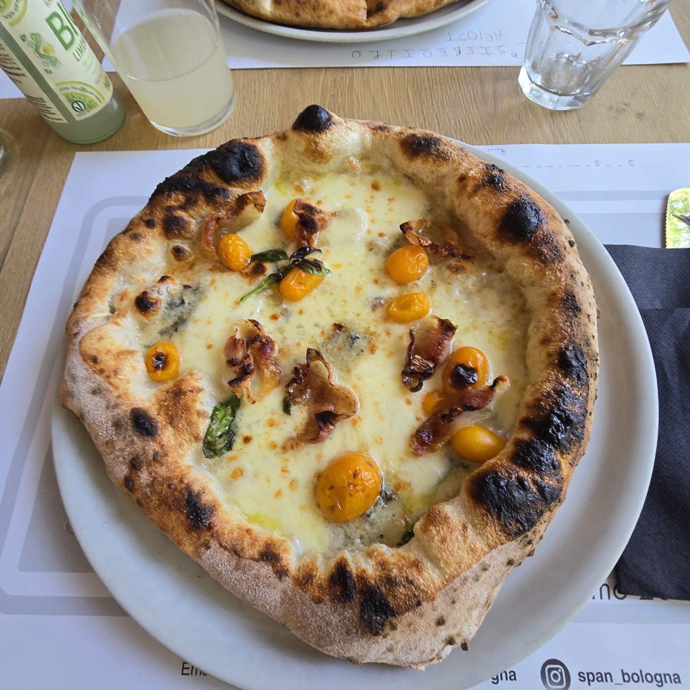 Pizza speciale bianca con pomodorini gialli, guanciale e blu di bufala